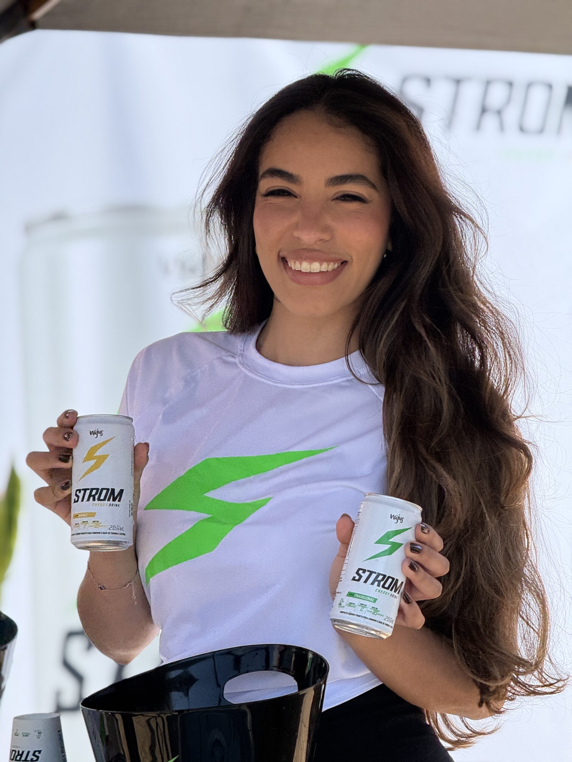 Lata Strom Energy Drink tradicional na mão